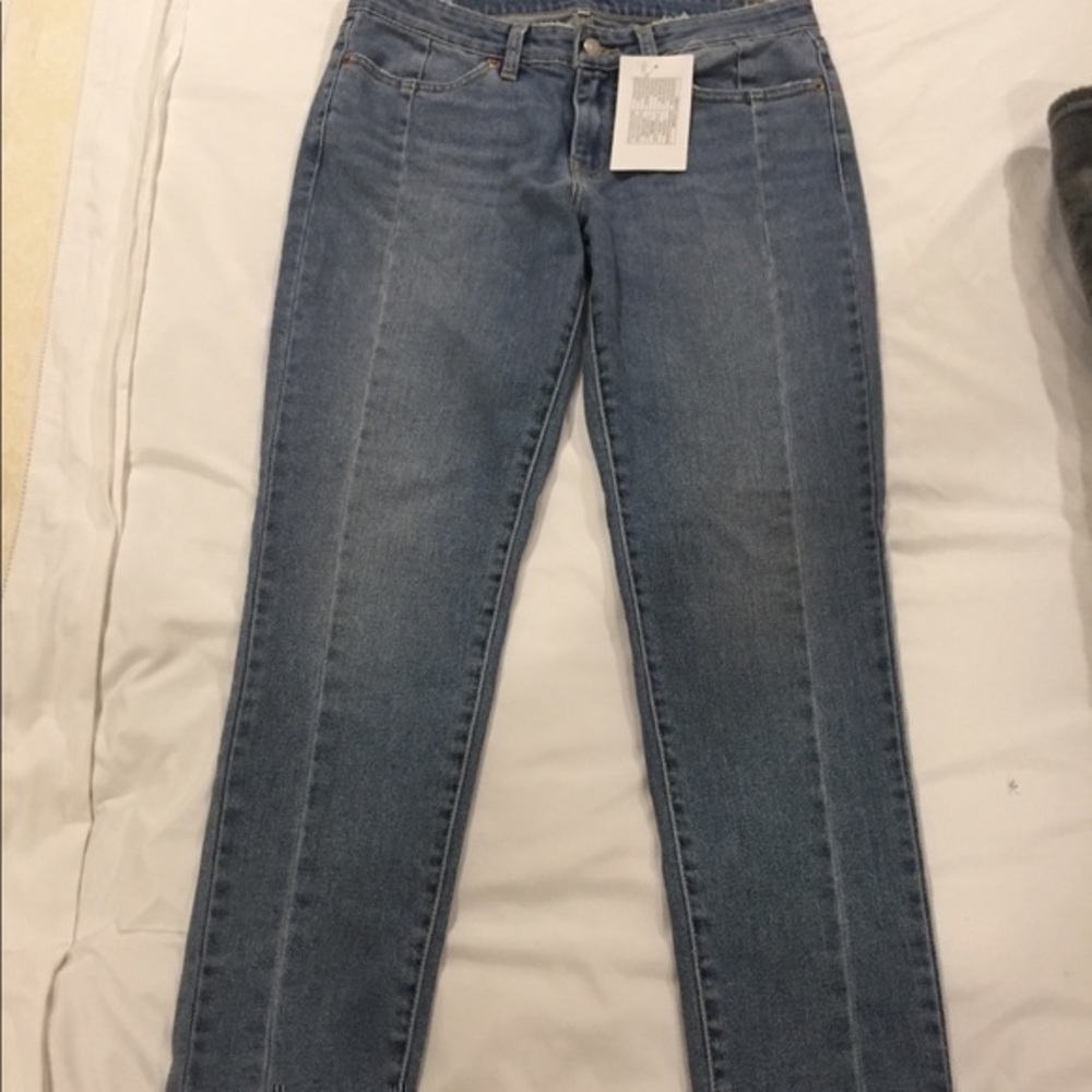 Levi’s Size 27 NWT relaxed seam jean w/ tear